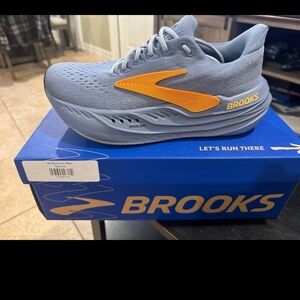 8.5 Men's Brooks Glycerin Max Running Shoes.
